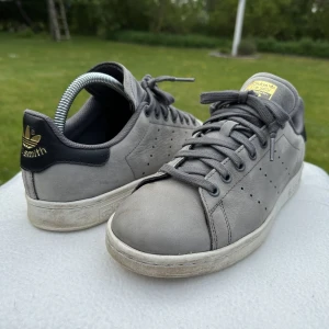 Adidas Stan Smith, Sneakers, Strl 41 1/3 - Ok skick. Slitna bak (se sista bilden) men funkar bra ändå. Strl 41 1/3.