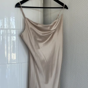 Satäng klänning - Klänning från Gina Tricot i storlek 38, aldrig använd - så gott som ny! 🤍