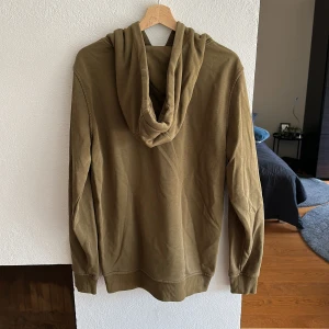 Hoodie Grön Olivgrön - Urban Classics Hoodie. Lite nopprig på ryggen men syns knappt.. passar L.