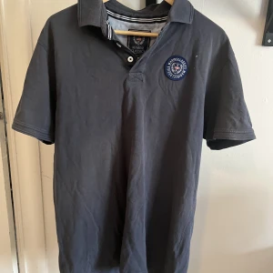 Marine Classics  - Mycket bra skick, oanvänd, fin, uppklädd, golf, bay logo polo pique navy. Original pris: 499kr
