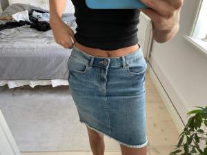 Jeans kjol ifrån Vero Moda med fickor fram och bak