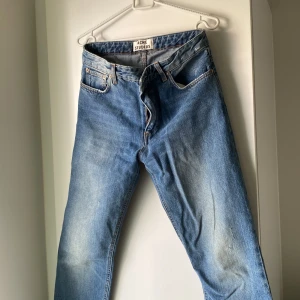 Acne jeans - Säljer mina favorit acne jeans då dom tyvär blivit försmå:/ ljusare tvätt med små slitningar se. Orginal pris 3000kr. Är även en kortare modell på byxan slutar runt ankeln.