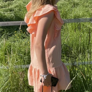 Snyggaste Sommar klänningen - Säljer min as snygga favvo klänning från mango inköpt för ca 1 - 1 1/2 år sedan då jag tyvärr växt ur den. Unik färg och säljs ej längre. Största barnstorleken som motsvarar xs-S! Säljer för 500kr och kan skicka fler bilder vid behov🧡🧡