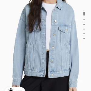 Jeansjacka  - Blåa overzise jeans jacka från bershka❤️ är i helt nyskick💗 men passar mig perfekt som brukar bära S, nypris 399