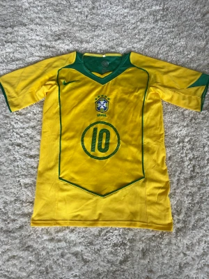 Ronaldinho Brazil 2006 sällsynt - Sällsynt tröja från 2006  Ronaldinho på ryggen Storlek S