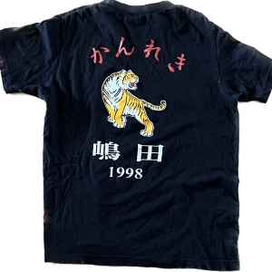 Tiger  - Fett cool tsha jag köpte men inte använder rätt så nice skick ändå o fett drip. Den är också väldigt liten 