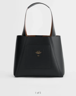 ATP väska  - Svart väska från ATP där datorn passar perfekt. Använd två gånger och köpt för 6800 