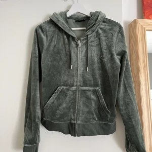 Juicy couture Hoodie - Juicy couture hoodie i en grön färg, Nyskick!! Använd endast fåtal gånger!!