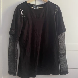 Nätärmed t-shirt med metalldetaljer  - Storlek XL Köpt på Arsenik Knappt använd 