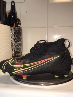 FOTBOLLSKOR - Hejj! Jag säljer mina fotbollskor för 650kr, dom är i bra skick, har använt dom några gånger bara. Storlek 39-40, hör av er om ni är intresserade.