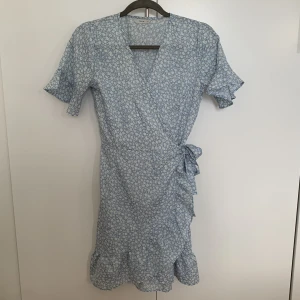 Klänning - Klänningen är otroligt skön.  Den är helt perfekt i längden och i passformen. Inga skador på plagget då jag endast använt den ett fåtal gånger.