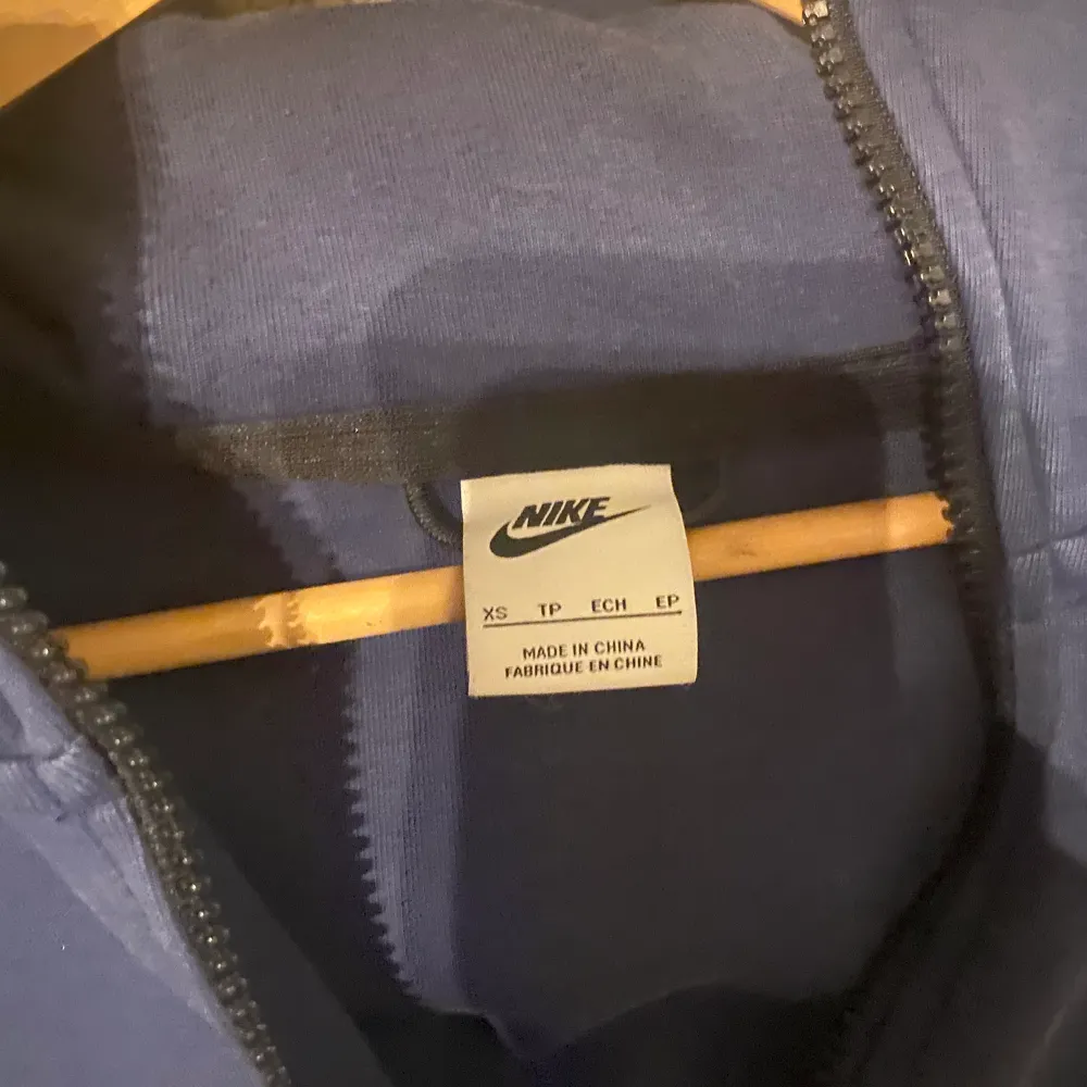 Säljer nu min mörk blåa Nike tech tröja den är lite blekare eftersom den har gott i tvättmaskinen ett par gånger men den är i bra skick ändå. Hoodies.