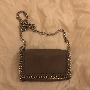 Tiamo väska  - Säljer min fina tiamo väska❣️ser helt ny ut inga tecken på användning! Nypris 500 köpt på scorett 