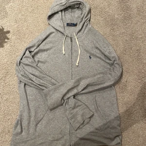Ralph lauren zip - Säljer min polo Ralph lauren tröja. Nypris: 1500. Meddela mig vid frågor!