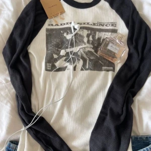 Brandy tröja - Världens snyggaste tröja med radio silence tryck men kommer tyvärr inte till användning, använd fåtal gånger, one size💗