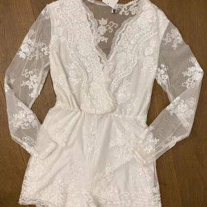 Jumpsuit - Jätte fin spetsig jumpsuit använd en gång på min student Storlek M