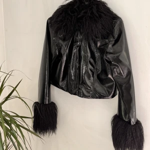 Svart pälsjacka  - Skitcool jacka som passar till allt!  Ganska kort slutar efter naveln.  (Swisha för frakt)