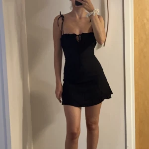 Svart klänning från ASOS  - Använd endast en gång. Nyskick 