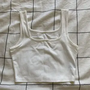 Säljer ett vitt ribbat croppat linne från shein i storlek XS