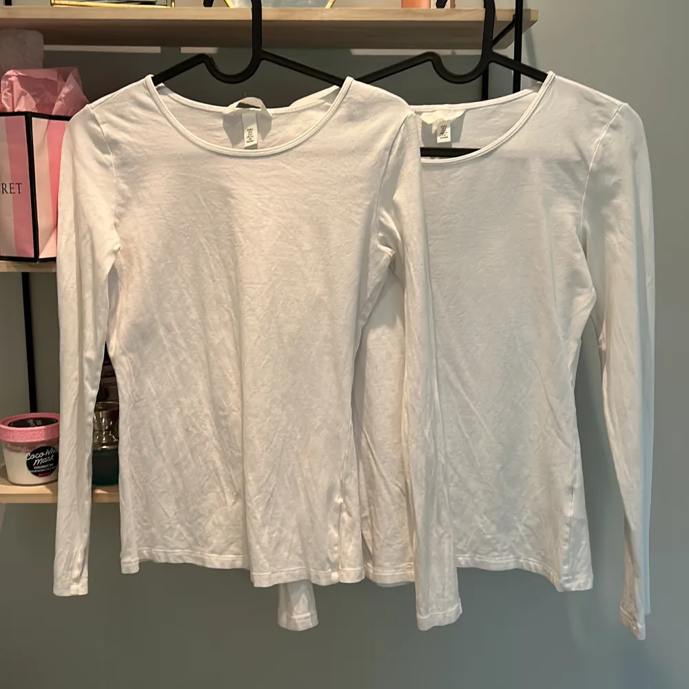 Säljer två likadana vita långärmade tröjor från hm, ena är använd 1 gång men inte mer! Båda är i storlek s och sitter jätte snyggt på☀️säljer 1 för 50 kr och 2 för 90 kr💗. Toppar.