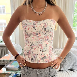 Korsett!  - Så snygg korsett i så somriga förger!!