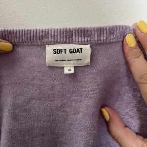 Söt soft goat tshirt i nyskick❤️ - Tshirt från soft goat i 100% cashmere aldrig använd.❤️❤️