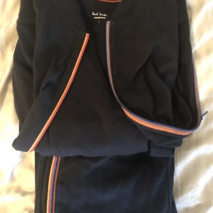 Paul Smith Lounge Wear set - Tröja och byxor i mjukis material. Knappt använda. Står strl L men passar som M. 