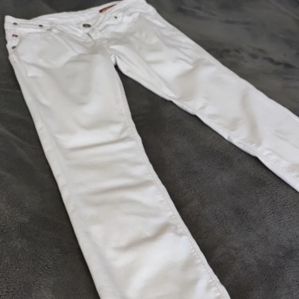 Vita jeans från miss sixty, lågmidjade och straight.. Jeans & Byxor.