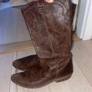 Cowboy boots  - Säljer dessa cowboy boots som är från zara men köpta här på plick skulle säga att det är en storlek 38-39 det är i toppen bra skick och ur snygga till sommaren!! Köpare står för frakt brukar vara runt 50kr💕