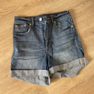 Säljer mina högmidjade shorts från monki. Väldigt bekväma och stretchiga! 