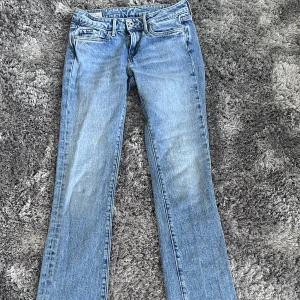 Pepe jeans bootcut lågmidjade - Jeans i mid waist/low waist i storlek W 26 L 32, motsvarar typ xs-s skulle jag säga. Lagom mycket flared vid benen. Väldigt bra skick säljer då de är för små 