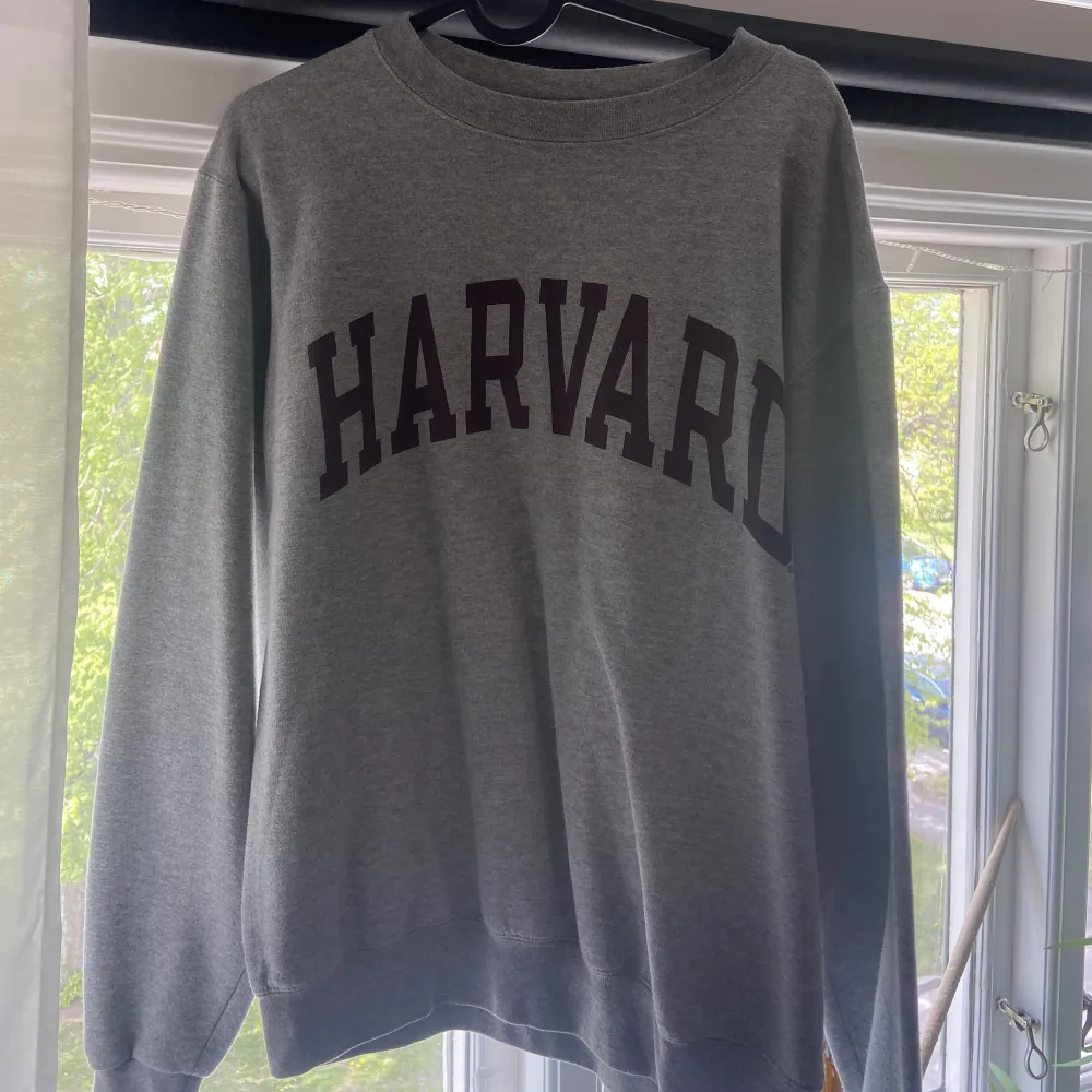 Snygg och sällsynt tröja inköpt på Beyond Retro med Harvard-tryck! . Tröjor & Koftor.