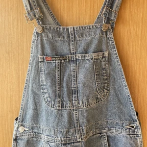 Hängselbyxors  - Jättefina jeans  hängsel/snickarbyxor som är i toppenskick💕köptes secondhand men har aldrig kommit till användning tyvärr💕skriv privat för fler bilder eller vid frågor!💕köptes för 600 kr💕