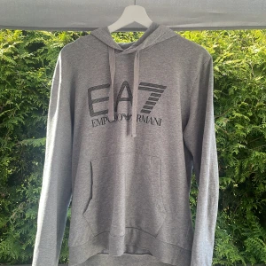 EA7 hoodie - Storlek M Köpt på pondus för ca ett år sen Använd få gånger