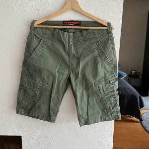 Gröna Cargo Shorts Superdry - Sparsamt använda.