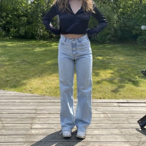 Baggy jeans - Baggy jeans med vida ben, ljusblå från Gina Tricot, fransiga nertill, långa i benen, är 170cm