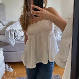 Bandeau topp/ Kjol - Säljer denna oanvända kjol från Ginatricot men som även går att använda som en bandeau topp. Prislapp kvar som ni ser på bilden!💓💓