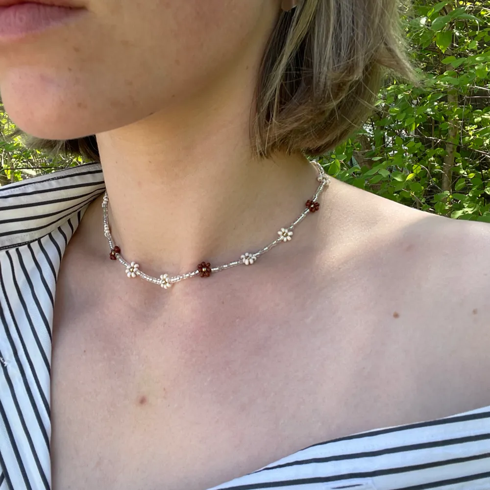 Halsband köpt för cirka 2 år sedan. Väldigt lite använd. Passar toppen till varierande sommaroutfits. Kan användas som både halsband och armband Använder inte längre därav att jag säljer den. Köpt för 350 kr, säljer för 100 kr eller högsta bud. . Accessoarer.