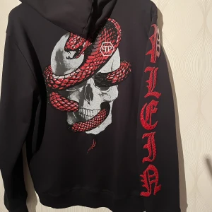 Philipp Plein Huvtröja - Philipp Plein Zip-Up Tröja som är i ny skick. Använt bara några gånger, fick den som present men den är inte riktigt min stil. Original pris: 8220kr