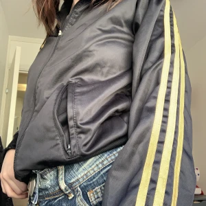 Adidas tröja - Adidas tröja/kofta! Lite trasig på dragkedjan, men ingenting som påverkar tröjan 