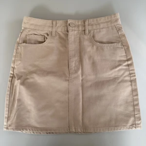 Jeanskjol - Kort jeanskjol från Gina Tricot, endast använd en gång! Storlek 38 🤍