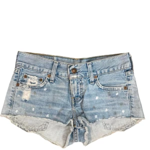 Levi’s shorts - Säljer dessa jättefina levi’s shortsen, de är tyvärr för små för mig🥲skriv gärna om ni har någon fråga😊☀️