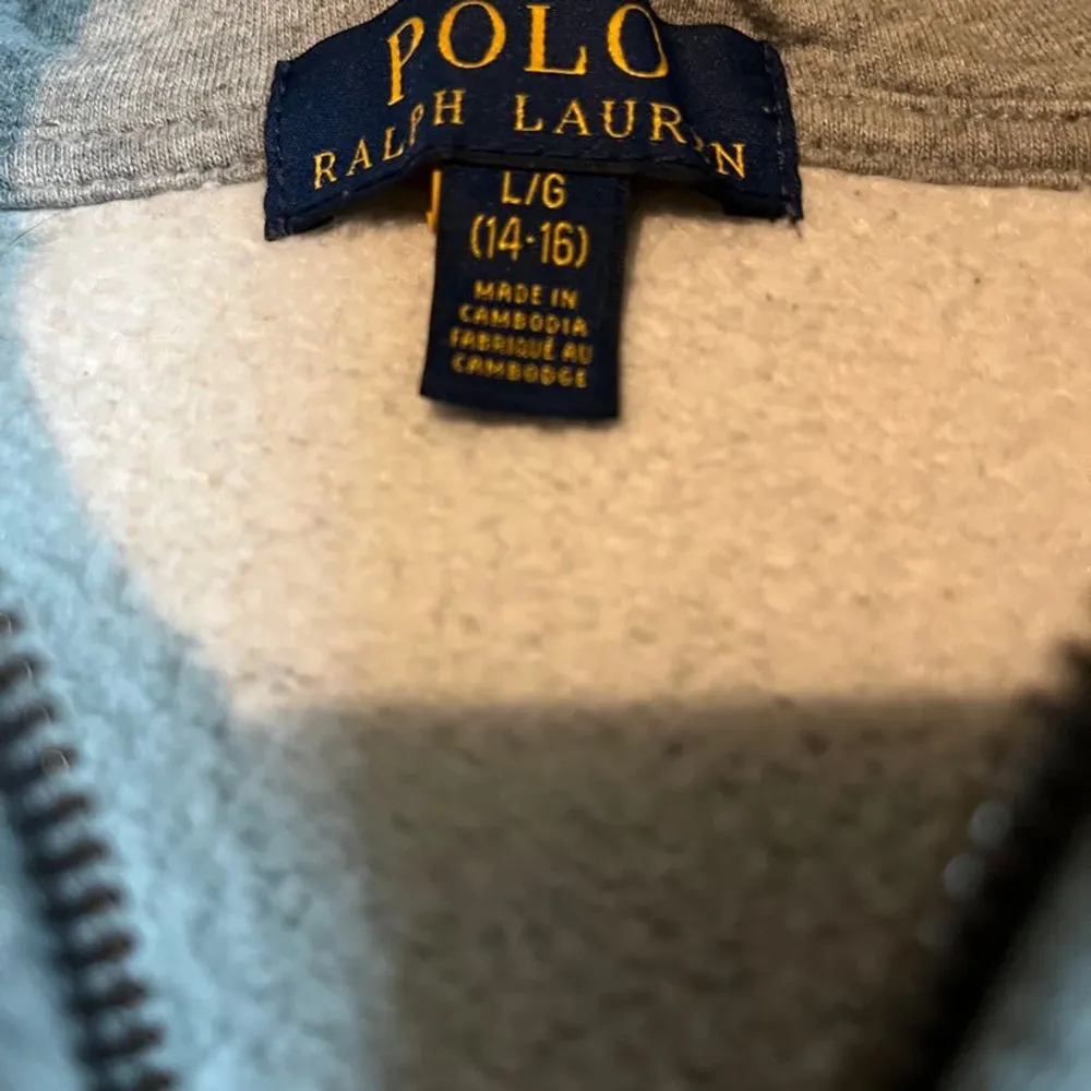 Säljer min Ralph lauren tröja för att den inte kommer till någon användning den är nästa aldrig använd  Kan posta tröjan och även mötas upp i karlskoga och Degerfors . Hoodies.