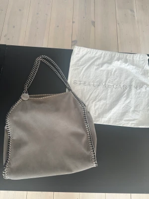 Stella McCartney falabella - Sjukt snygg och användbar till allt, falabella🌟dustbag ingår! Kan även tänka mig att byta mot en annan Stella McCartney väska, kom privat för fler bilder