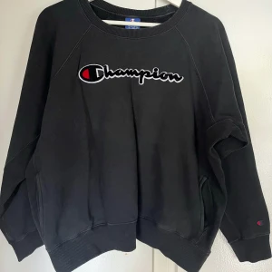 Champion sweater - Tröja i xs. (Det står medium på lappen men den är väldigt liten enligt mig) Använt skick men fortfarande fin. Säljer för att den är lite för liten. 