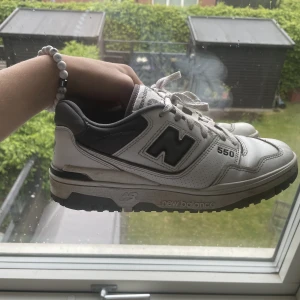 New Balance 550 - Jag säljer skorna eftersom att de har växt ur mig. Riktigt snygga och fräscha skor i bra skick, 8/10. En av sömmarna har gått upp lite på höger skon men det syns inte på foten och det är inte hål. Köpta för 2700. Priset är inte satt. Skriv för fler bilder