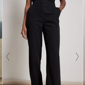 Kostymbyxor - Jättefina kostymbyxor från NAKD med slits i fram😍 superfint till klackar 