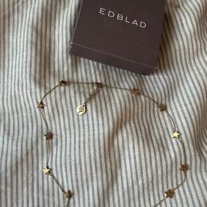 Halsband i guld från Edblad. Säljer för använder bara silver😄nypris 400 säljer för 200 men kan byta mot andra edbladsmycken i silver💕