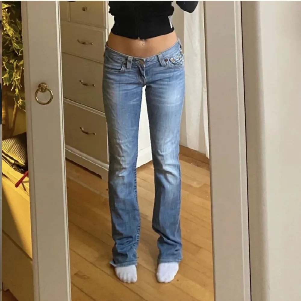 Intressekoll på true religion jeans. Midjemått:76 innerbenslängd: 86. Bilderna är lånade men är exakt de jeansen. Modellen är 165. Slitna nertill då de varit för långa på mig. Även små hål intill fickorna men kan sys ihop o inget så störande enligt mig. Jeans & Byxor.