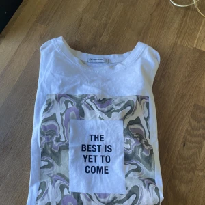 T-shirt - Vit t-shirt med tryck